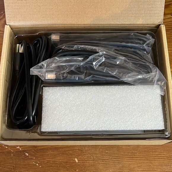 2 Port DisplayPort KVM Switch DP 2.0 USB 3.0 for 2 Computers Share Keyboard - Picture 4 of 11